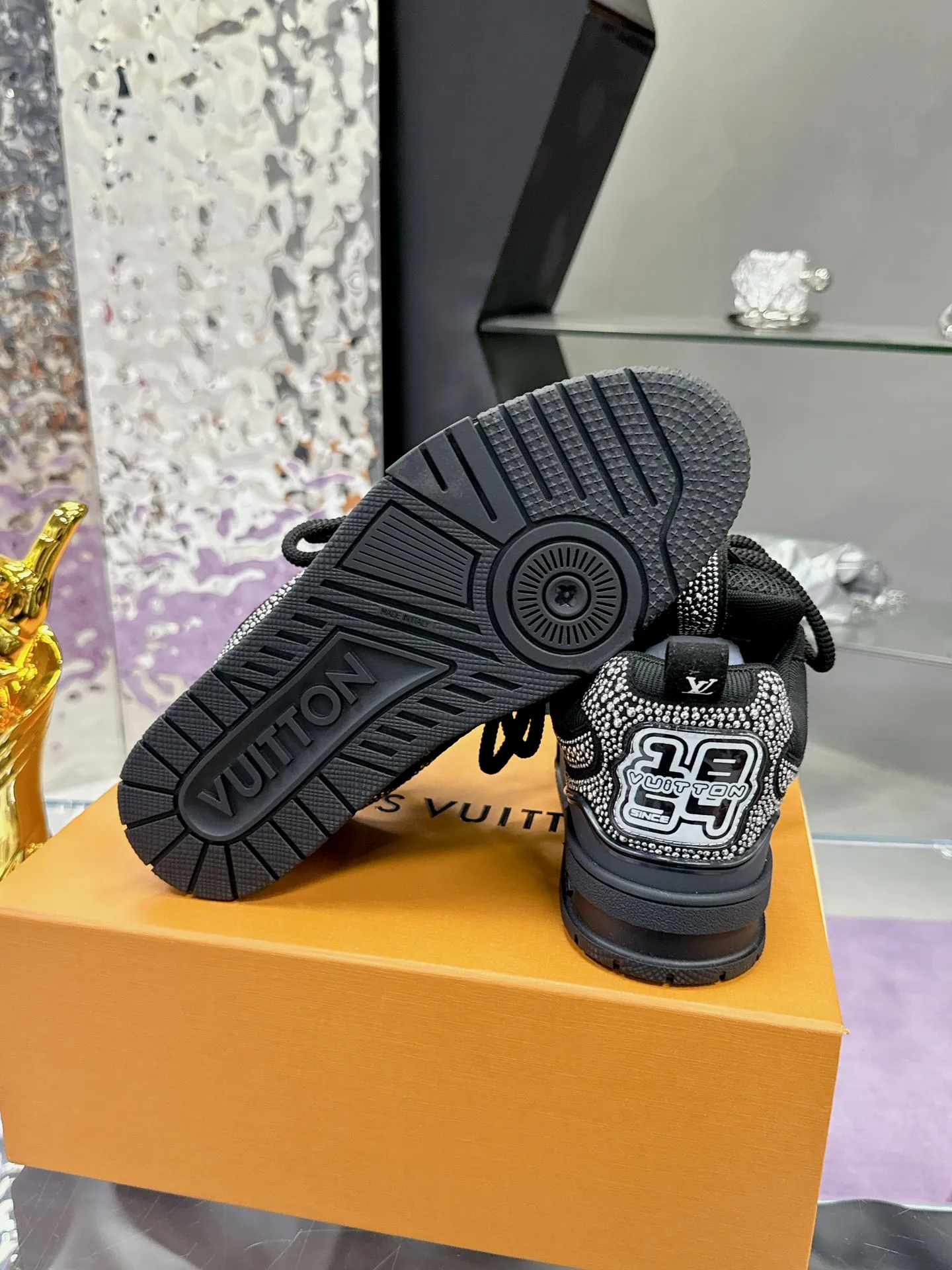 Men's shoes 💰900❤️❤️❤️ 𝙇𝙑 Bread shoes have added new colors 💓 Craftsmanship series 𝟐𝟎𝟐5/𝐒𝐒 𝐧𝐞𝐰 Louis Vuitton catwalk skate shoes are popular, LOUIS VUITTON Trainer is undoubtedly one of the most successful Sneakers launched by luxury brands, but the pace of exploration will not stop. LOUISVUITTON will also bring a new series of skateboard shoes in the spring of 2025. The new series in the picture returns to the 90s Chunky Skate Shoes look and feel. The uppers are made of leather and mesh. The fat silhouette and thick shoelaces are very eye-catching. It is expected to have quite a few colors like the Trainer. Judging from the previous DIOR show skate shoes, this chunky style may be even stronger next year. 💎 Size: Female 35-40 Male 39-46